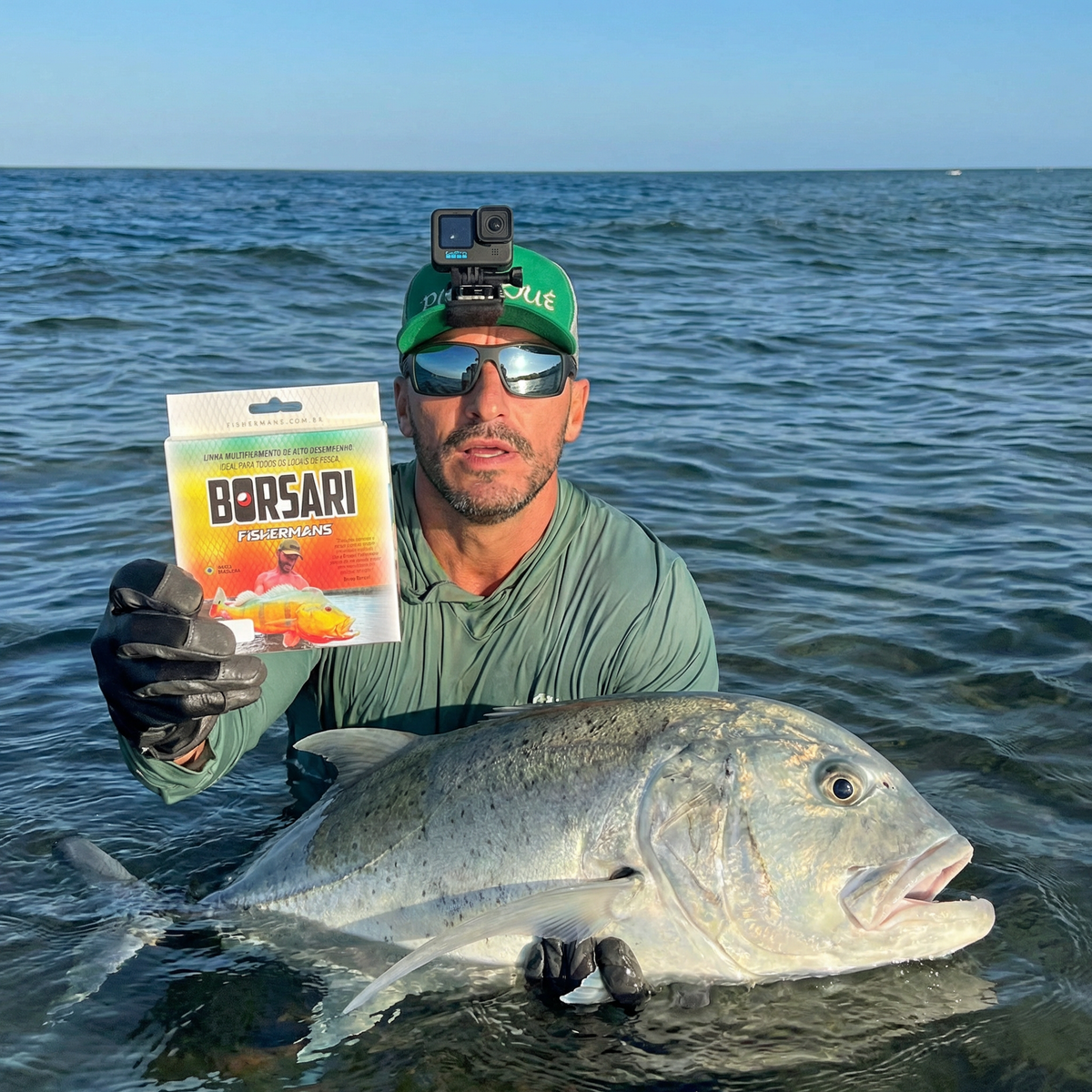 Pescador parceiro da Fishermans segurando um peixe na água